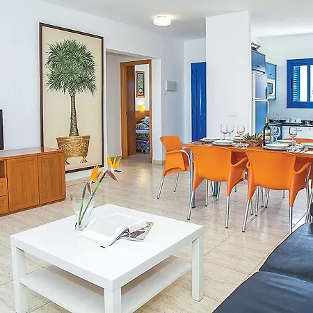 Playa Blanca Sleeps 6 Air Con Wifi Vila
